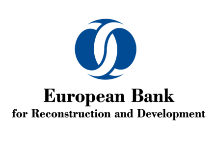 European Bank for Reconstruction and Development (EBRD) logosu: Lacivert renkte iç içe geçmiş iki yarım daireden oluşan soyut bir sembolün yanında, siyah yazı tipiyle “European Bank for Reconstruction and Development” ifadesi yer alıyor.