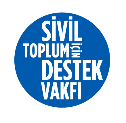 Sivil Toplum için Destek Vakfı logosu: Mavi bir daire içinde beyaz büyük harflerle “Sivil Toplum için Destek Vakfı” yazısı yer alıyor.